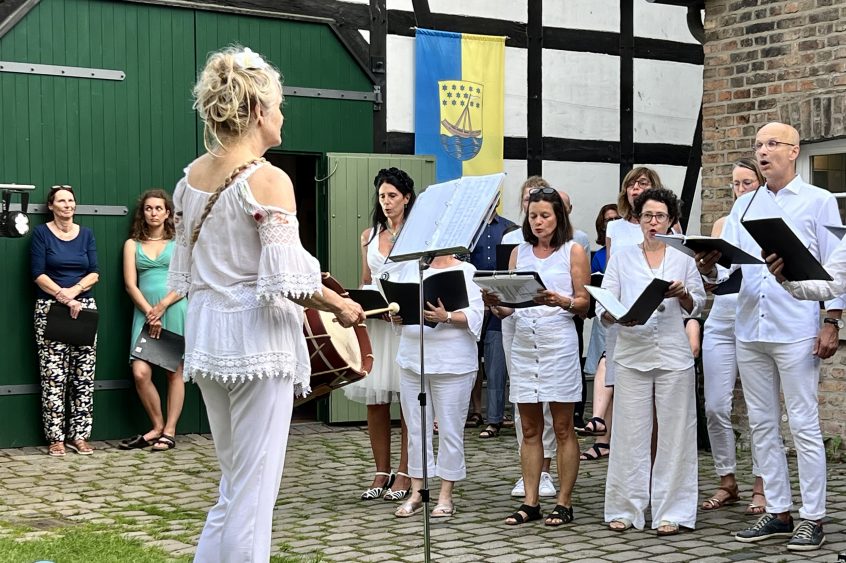 Singender Chor im Museumshof