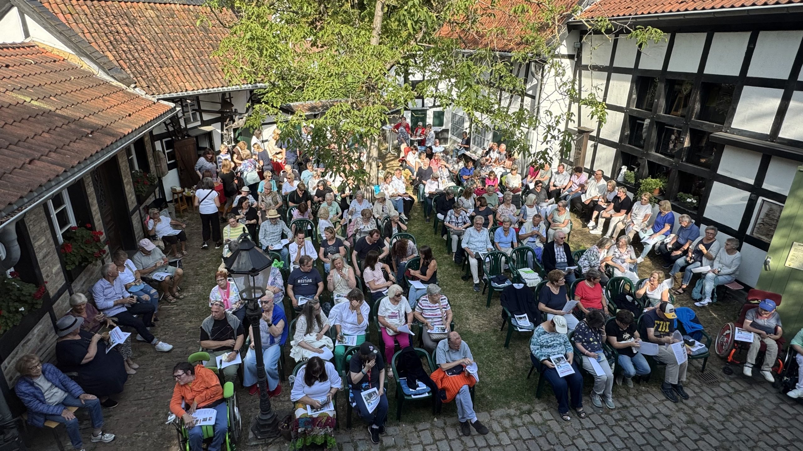 Der Innenhof aus der Vogelperspektive zeigt die voll belegten Sitzplätze.