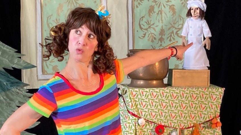 Der Darsteller von "Die zweite Prinzessin" zeigt auf eine Puppe.