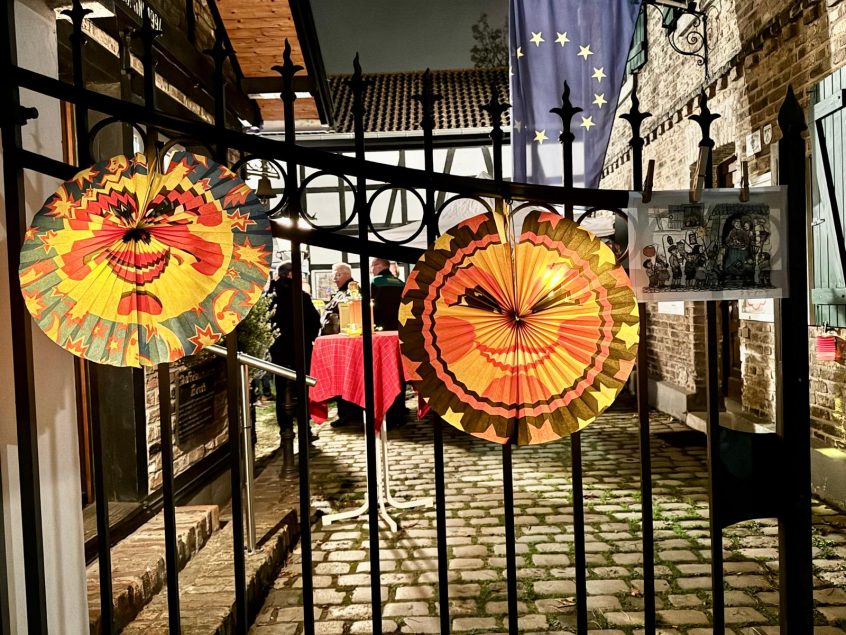 Leuchtende Laternen hängen am Eingangstor des Museums.